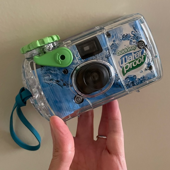 Fuji film underwater camera 27 shots - Picture 1 of 3